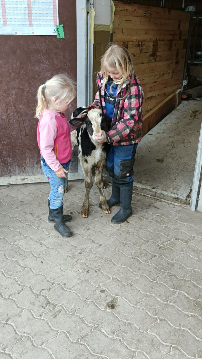 Celia und Leyla mit einem Kälbchen